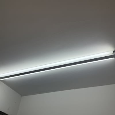 תאורת פלורסנט מותקנת על תקרה לבנה