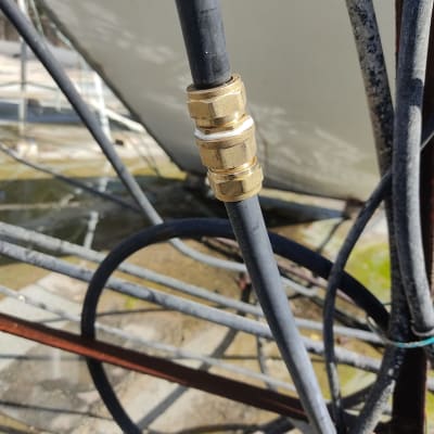 צינור שחור עם מחבר פליז על דוד שמש