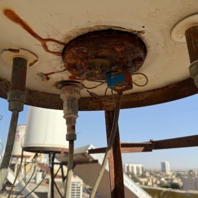 תחתית דוד שמש עם חלודה וחיבורים חשמליים