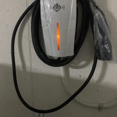 מטען חשמלי עם כבל תלוי על קיר