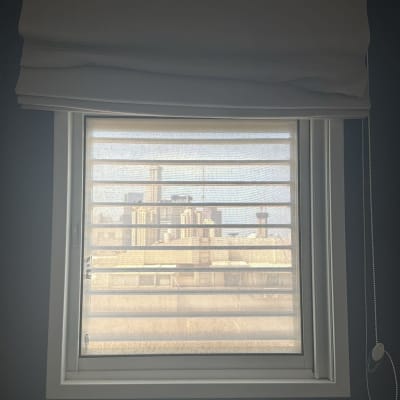 מוצרים על שולחן ליד חלון, כולל קרם ומברשת