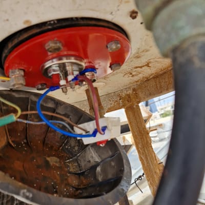 חיבורים חשמליים בתחתית דוד שמש עם כבלים צבעוניים