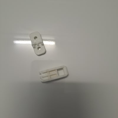 שני חלקי פלסטיק לבנים על רקע לבן