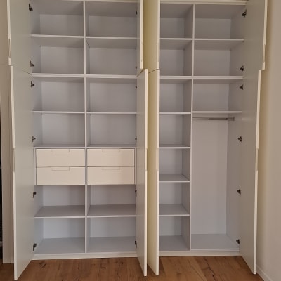 ארון פתוח עם מדפים ודלתות לבנות