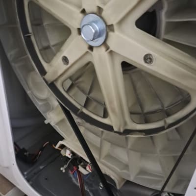 חלק פנימי של מכשיר חשמלי עם גלגלת וחוטים