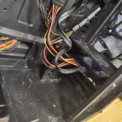 חלקים פנימיים של מחשב עם חוטים וכבלים