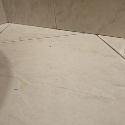 רצפת אריחים עם סימני רטיבות בפינה