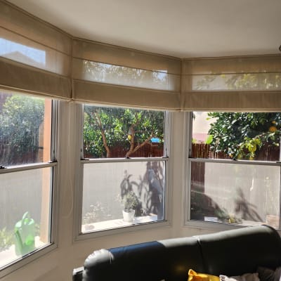 וילון בהיר על חלון גדול בסלון מואר