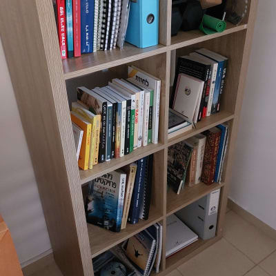 מדף עם ספרים, קלסרים, וציוד משרדי