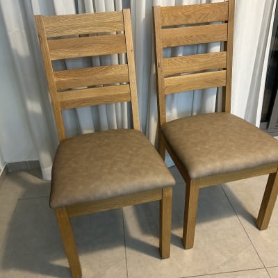 שני כיסאות עץ עם ריפוד חום