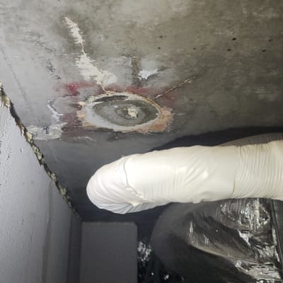 תקרת בטון עם סימני רטיבות ונזילה