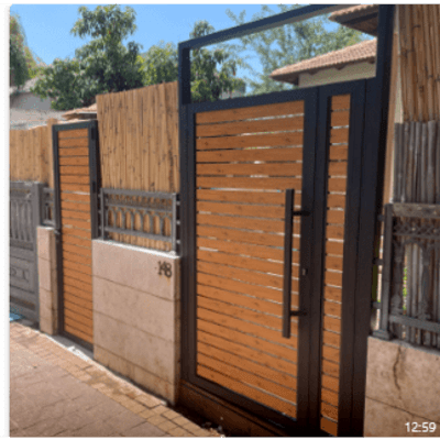 שער אלומיניום עם עיצוב עץ