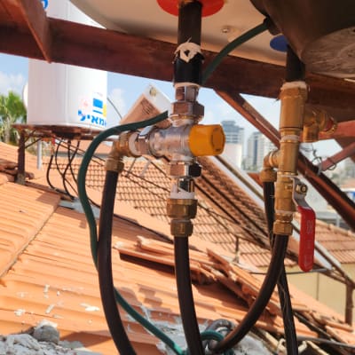 צינורות ומחברים על גג עם ברזים
