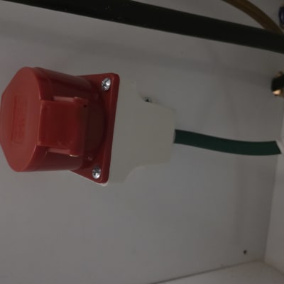 שקע חשמלי עם כבל ירוק וחוטים