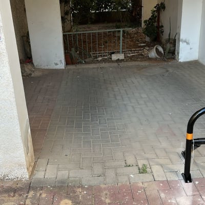 מחסום חניה פרטי עם שלט אזהרה