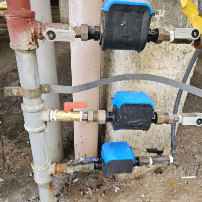 צינורות ומחברים עם ברזים כחולים ואדומים