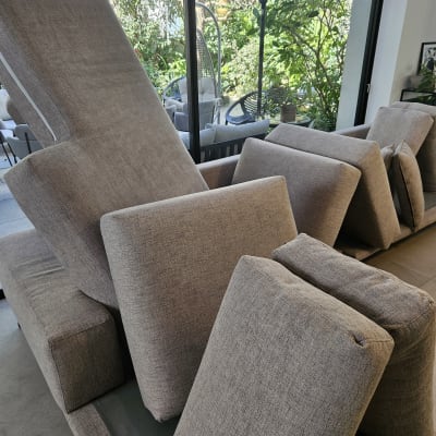 כריות ספה מונחות לניקוי ליד חלון גדול