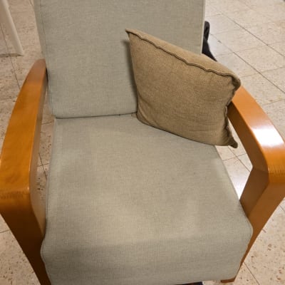 עגלת תינוק אפורה עם ידית נשיאה