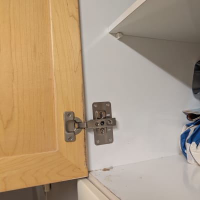 ציר דלת ארון עץ עם מדף פנימי