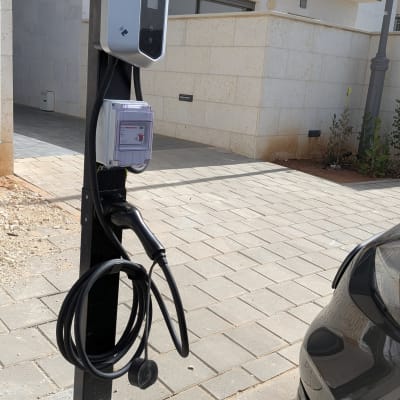 עמדת טעינה לרכב חשמלי ליד בית