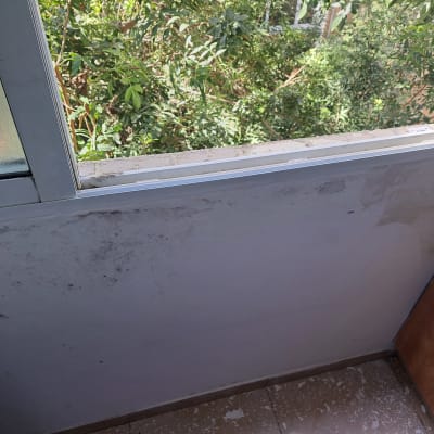 קיר צבוע עם סימני לכלוך וכתמים