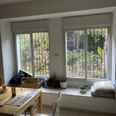 חלונות אלומיניום עם סורגים בחדר פנימי