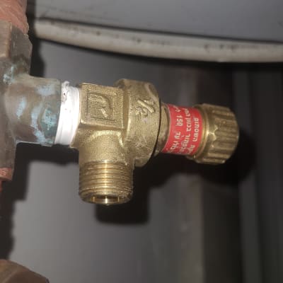 שסתום פליז עם חיבורי צינור וידית אדומה