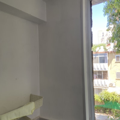 קיר עם חלון ומדף קטן לידו