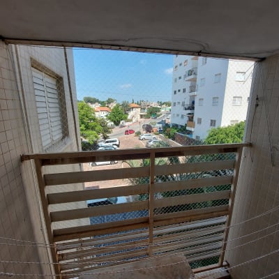 רשת למניעת כניסת יונים במרפסת בניין