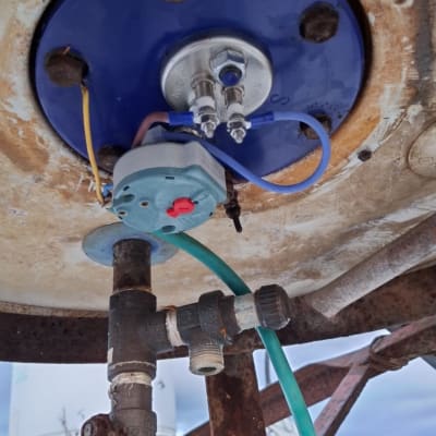 חיבורים וצינורות בדוד שמש על גג