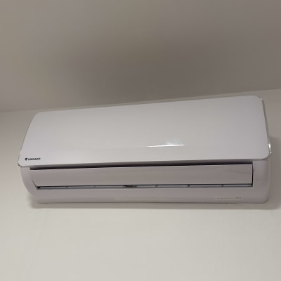 מזגן מותקן על קיר לבן