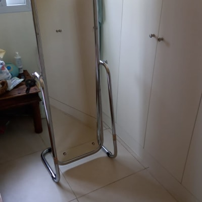 מראה עומדת עם מסגרת מתכת בחדר