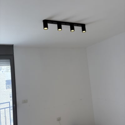 תאורת תקרה עם ארבעה פנסים בחדר ריק