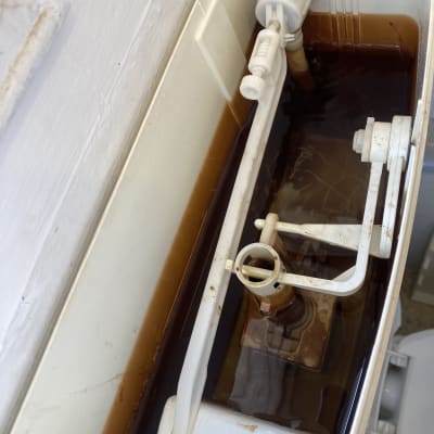 מיכל הדחה עם מים חומים ומנגנון פנימי