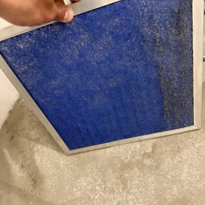 פילטר אוויר כחול עם מסגרת מתכת