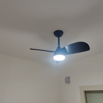 מאוורר תקרה עם תאורה מותקן על תקרה לבנה