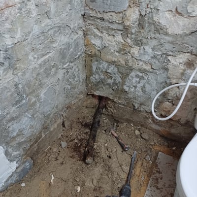 כלי עבודה וצינור חשוף בחדר אמבטיה