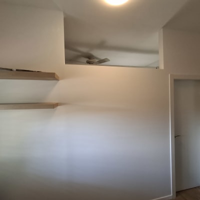 קיר גבס עם מדפים ודלת בחדר