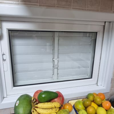 חלון זכוכית עם מסגרת לבנה במטבח