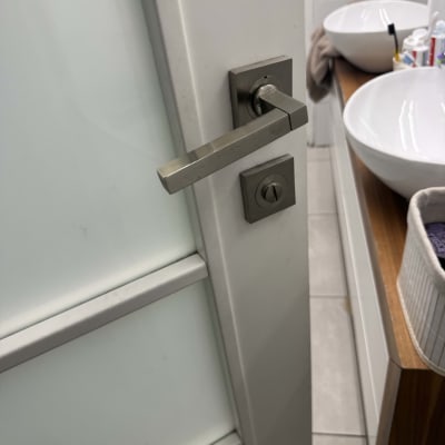 ידית דלת מתכת בחדר אמבטיה