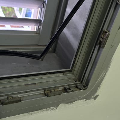 תריסים פתוחים עם מנגנון מתכת