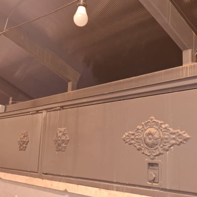 נורות תלויות על חוטים מתחת לגג