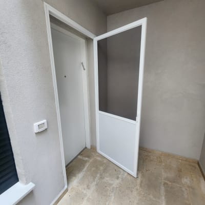 דלת אלומיניום לבנה פתוחה בחדר כניסה