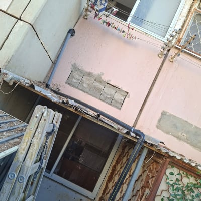 התקנת צנרת מים וניקוז חיצונית על קיר בניין מגורים