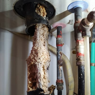 חלק פנימי של דוד שמש עם הצטברות אבנית