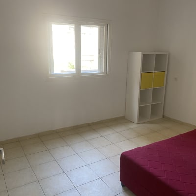 חדר ריק עם רצפת אריחים נקייה