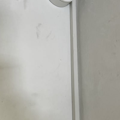 מצלמת אבטחה מותקנת בפינת תקרה