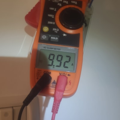 מד אמפר כתום מחובר לחוטים חשמליים