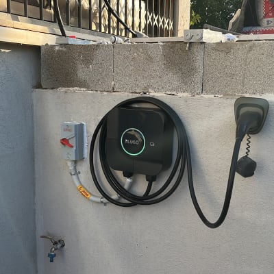 מטען חשמלי לרכב עם כבל תלוי על קיר