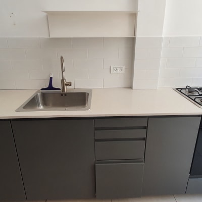 כיור מטבח עם מברשת ניקוי וכף אשפה